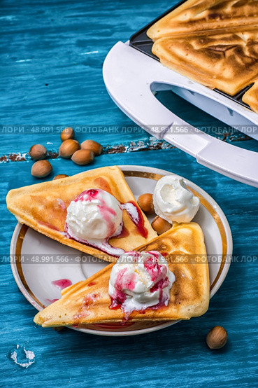 baked toast smeared ice cream in raspberry jam. baked toast smeared ice cream in raspberry jam on the background of westernize.Selective focus. Стоковое фото, агентство Ingram Publishing / Фотобанк Лори