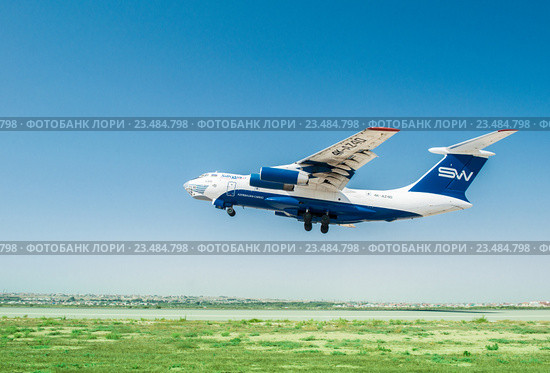 Baku - AUGUST 27, 2016: Airplane taking off on August 27 in Baku. Редакционное фото, фотограф Elnur / Фотобанк Лори