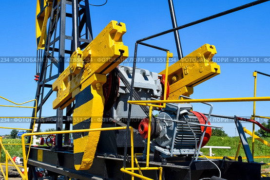 Balance weight and reducer the pumping unit of an oil well. Стоковое фото, фотограф Леонид Еремейчук / Фотобанк Лори
