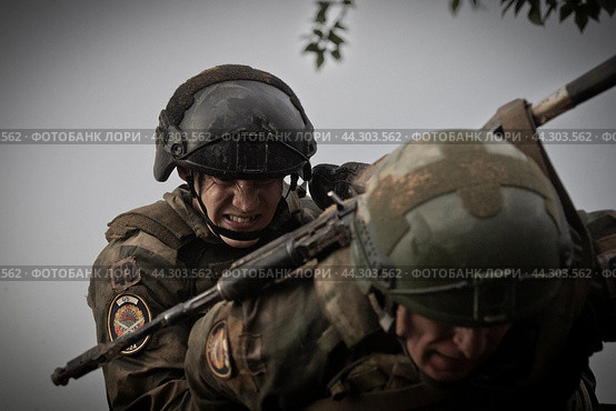 Балашиха, боевой товарищ помогает бойцу преодолеть препятствие, экзамен на ношение "Крапового берета" (2024 год). Редакционное фото, фотограф Дмитрий Неумоин / Фотобанк Лори