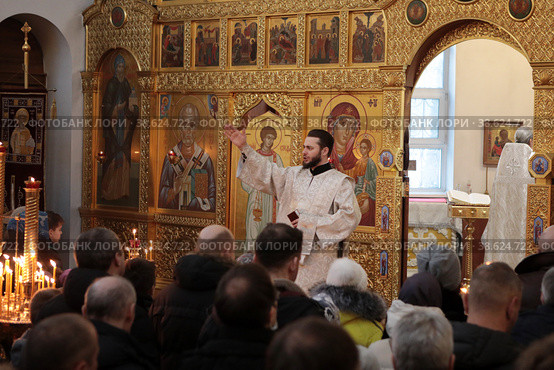 Балашиха, праздник Рождества в храме Александра Невского, диакон читает Отче Наш (2023 год). Редакционное фото, фотограф Дмитрий Неумоин / Фотобанк Лори