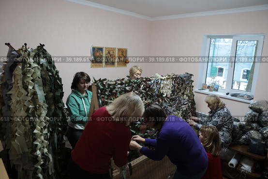 Балашихинские волонтеры "Золотые руки ангела" шьют маскировочные сети для СВО (2023 год). Редакционное фото, фотограф Дмитрий Неумоин / Фотобанк Лори