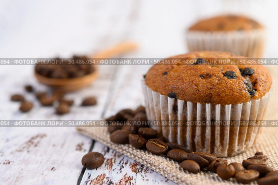 Banana cupcakes mixed with chocolate chip on a white plate. Стоковое фото, агентство Ingram Publishing / Фотобанк Лори
