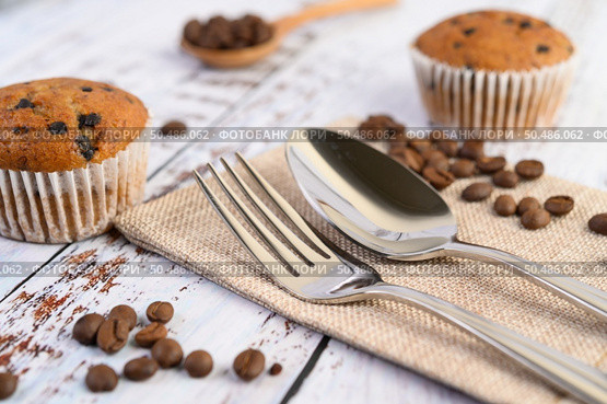 Banana cupcakes mixed with chocolate chip on a white plate. Стоковое фото, агентство Ingram Publishing / Фотобанк Лори