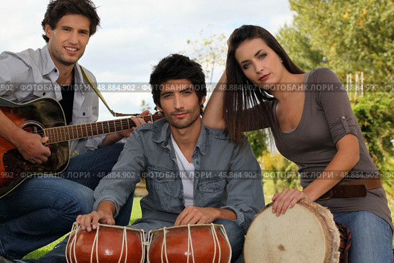 Band with drums. Стоковое фото, агентство Ingram Publishing / Фотобанк Лори