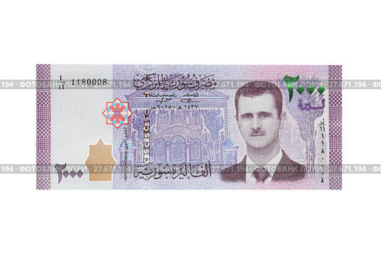 Банкнота номиналом 2000 фунтов с изображением президента Сирии Башара Асада на белом фоне. Стоковое фото, фотограф Роман Рожков / Фотобанк Лори