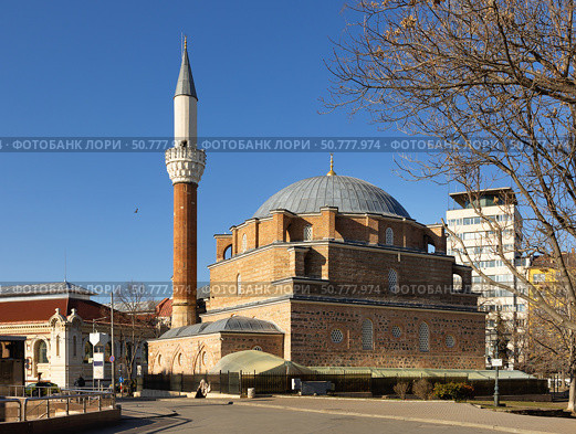 Banya Bashi Mosque in Sofia contrasting with urban surrounding. Стоковое фото, фотограф Яков Филимонов / Фотобанк Лори