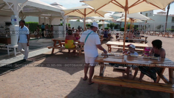 Бар для отдыхающих на песчаном пляже на берегу Красного моря на курорте Хургада, Египет (2015 год). Редакционное видео, видеограф Кекяляйнен Андрей / Фотобанк Лори