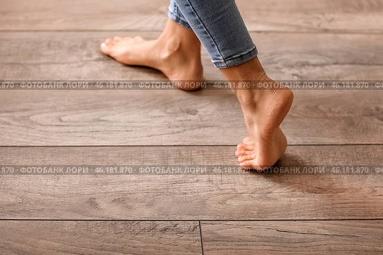 Bare feet of young woman walking at home, closeup. Стоковое фото, фотограф Pixel_shot / Фотобанк Лори
