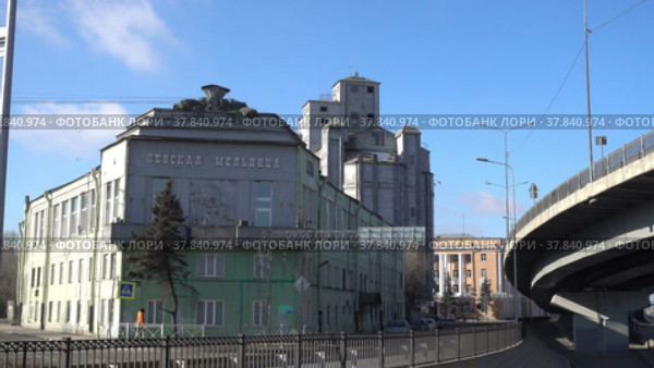 Барельеф Владимира Ильича Ленина на Здании фабричного управления Невская мельница  ОАО. Административное здание, Санкт-Петербург, Россия.Bas-relief of Vladimir Ilyich Lenin on the Building of the factory management of the flour mill Neva Mill JSC. Administration Building, Saint Petersburg, Russia (2022 год). Стоковое видео, видеограф Куликов Константин / Фотобанк Лори