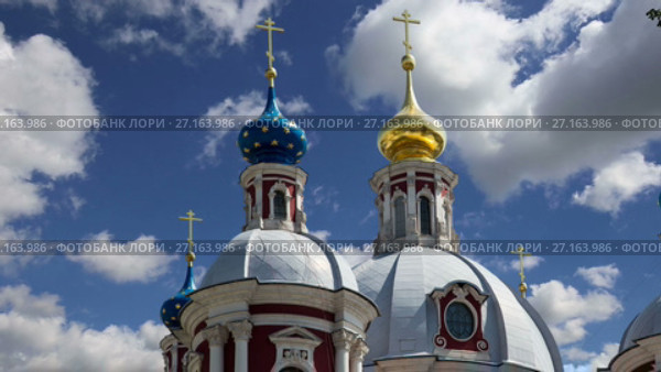 Барочная церковь Святого Климента в Москве, Россия. Этот большой церковный комплекс был построен в 18 веке. (2017 год). Стоковое видео, видеограф Владимир Журавлев / Фотобанк Лори