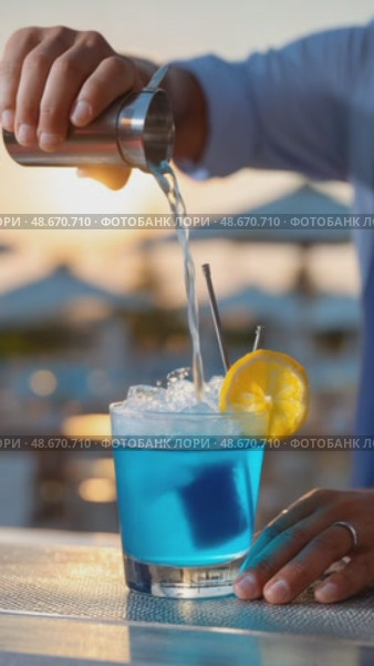 Bartender pouring liquid into blue cocktail at sunset. Стоковое AI-видео, аниматор Юрий Поздников / Фотобанк Лори