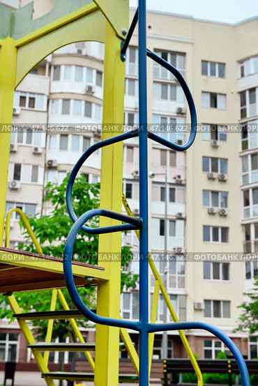 Бары на детской площадке в общественном парке. Стоковое фото, фотограф Pixel_shot / Фотобанк Лори