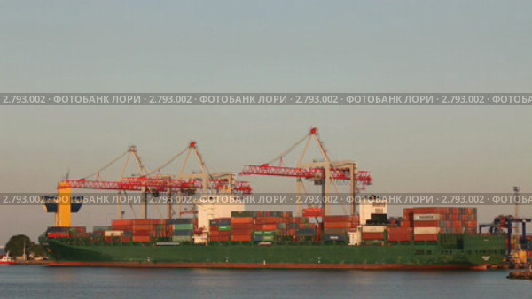Баржа разгружается в морском порту Одессы, Украина (2011 год). Редакционное видео, видеограф Артем Поваров / Фотобанк Лори