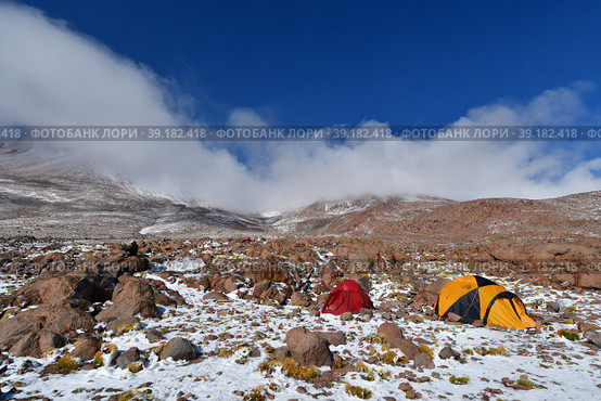 Basecamp Acamarachi puna de atacama Andes Chile climbing. Стоковое фото, фотограф Andreas Muth-Hegener / Фотобанк Лори