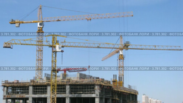 Башенные краны на строительной площадке небоскребов, таймлапс. Стоковое видео, видеограф Losevsky Pavel / Фотобанк Лори