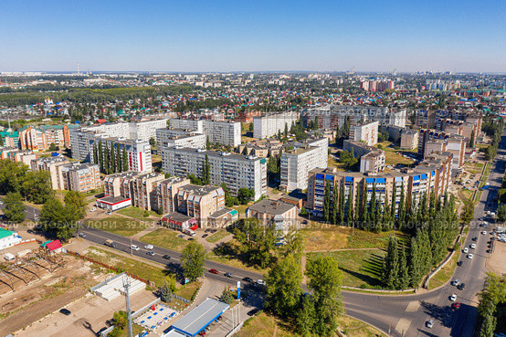 Башкортостан, город Стерлитамак: жилая застройка района ВТС. Вид с воздуха. Bashkortostan, Sterlitamak city: residential development of the VTS district. Aerial view. (2022 год). Стоковое фото, фотограф Евгений Романов / Фотобанк Лори