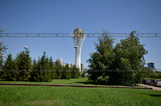 Башня "Байтерек" в Нур-Султане, символ Казахстана (2015 год). Редакционное фото, фотограф Александр Карпенко / Фотобанк Лори