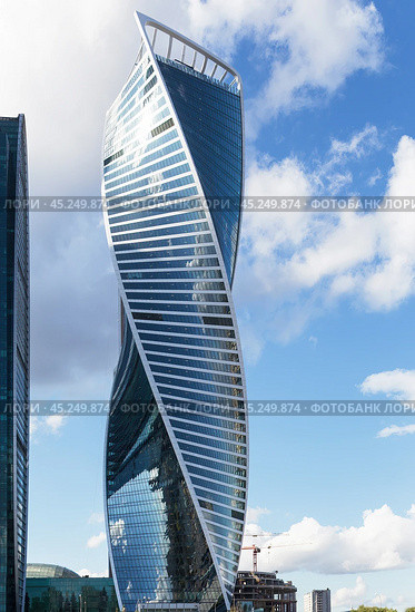 Башня Эволюция, Москва-сити. Вертикальный формат.  Skyscrapers of Moscow city (Moscow International Business Center), Russia (2015 год). Стоковое фото, фотограф Лариса Гордеева / Фотобанк Лори