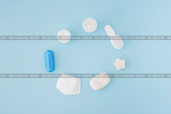 bath implements blue background. Стоковое фото, агентство Ingram Publishing / Фотобанк Лори