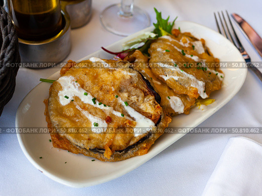 Battered eggplant slices with yogurt sauce. Стоковое фото, фотограф Яков Филимонов / Фотобанк Лори