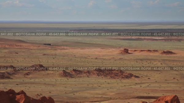 Bayanzag flaming cliffs at sunset in Mongolia. Стоковое видео, видеограф Михаил Коханчиков / Фотобанк Лори