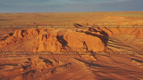 Bayanzag flaming cliffs at sunset in Mongolia. Стоковое видео, видеограф Михаил Коханчиков / Фотобанк Лори