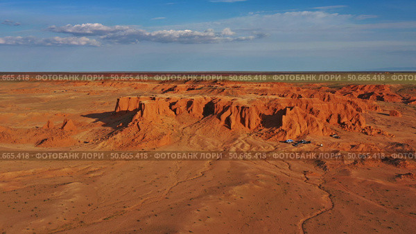 Bayanzag flaming cliffs at sunset in Mongolia. Стоковое фото, фотограф Михаил Коханчиков / Фотобанк Лори