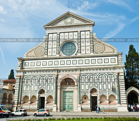 Базилика Санта-Мария-Новелла (Basilica di Santa Maria Novella) в солнечный день весной. Флоренция. Италия (2018 год). Редакционное фото, фотограф E. O. / Фотобанк Лори