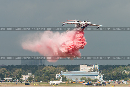 Бе-200. Самолет амфибия МЧС России для тушения пожаров. (2015 год). Редакционное фото, фотограф Алексей Бок / Фотобанк Лори