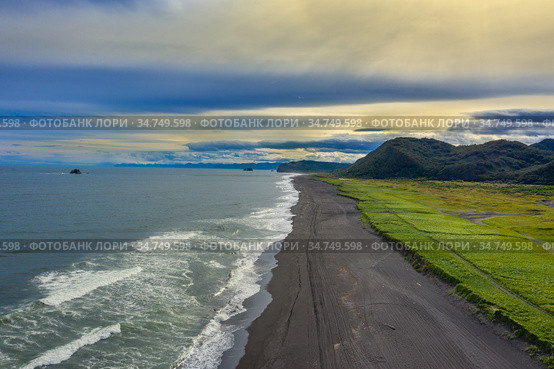 Beach with black sand on Kamchatka. Стоковое фото, фотограф Михаил Коханчиков / Фотобанк Лори