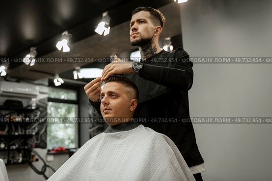 bearded man cutting his beard in the barbershop at the master. Стоковое фото, агентство Ingram Publishing / Фотобанк Лори