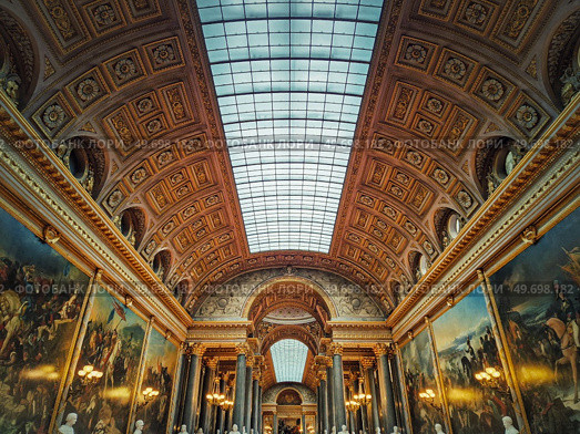 Beautiful architectural details of the Gallery of Great Battles in the palace of Versailles, France. The largest room in the castle, golden ornaments of the sun king Louis XIV. Стоковое фото, агентство Ingram Publishing / Фотобанк Лори