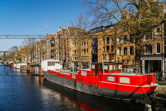 Beautiful Architecture Of Dutch Houses and Houseboats On Amsterdam Canal In Autumn. Стоковое фото, агентство Ingram Publishing / Фотобанк Лори
