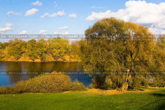 Beautiful autumn landscape with a river on a sunny day. Стоковое фото, фотограф Александр Клёнов / Фотобанк Лори