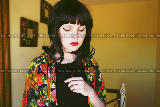 Beautiful brunette woman in a yellow room in her home                                . Стоковое фото, агентство Ingram Publishing / Фотобанк Лори