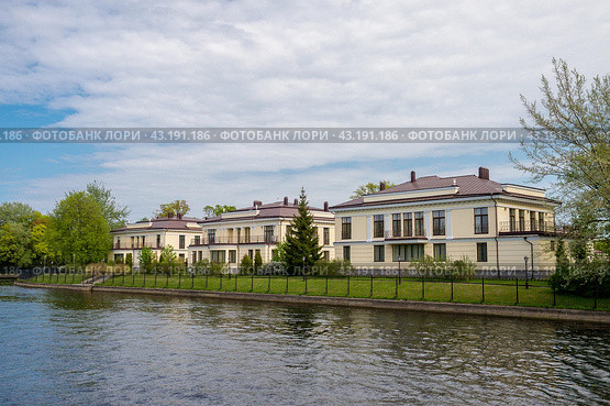 Beautiful buildings for wealthy residents of St. Petersburg on Krestovsky Island (2024 год). Стоковое фото, фотограф Анна Никонорова / Фотобанк Лори