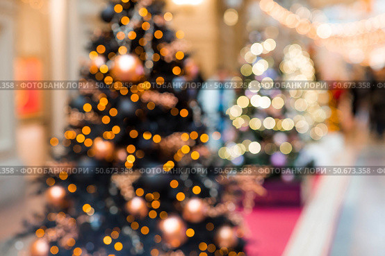 Beautiful Christmas background 2026.Abstract blurred Christmas background with Christmas tree garlands in warm shades. Стоковое фото, фотограф Photojuli / Фотобанк Лори
