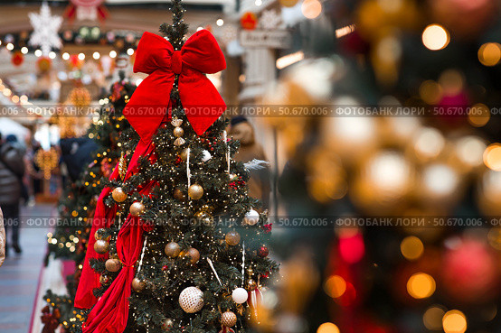 Beautiful Christmas background. Holiday toys on the Christmas tree. Concept of preparing decorations and furnishings for the New Year. New Year's card 2026. Стоковое фото, фотограф Photojuli / Фотобанк Лори