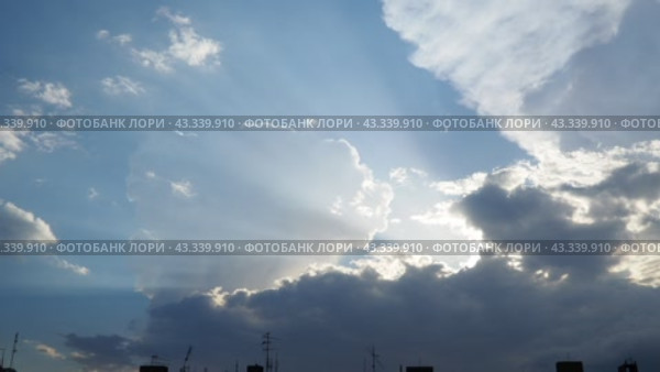 Beautiful clouds in sky. Volumetric light cumulus effect. The sunrays are hidden behind dark clouds. Convection in troposphere. Movement of moisture in atmosphere. Real time. Weather forecast. Стоковое видео, видеограф Юлия Петровская / Фотобанк Лори