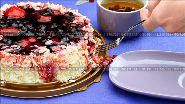 Beautiful delicious cake, fruit cheesecake with coconut shavings. High quality FullHD footage. Стоковое видео, видеограф Egor Sarantstv / Фотобанк Лори