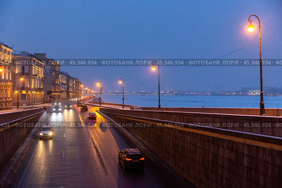 Beautiful evening view of the road on the embankment of the Neva River in the historic center of St. Petersburg. Cars are driving down the street. Traffic at dusk. Cold winter weather. Russia. Стоковое фото, фотограф Андрей Степанов / Фотобанк Лори