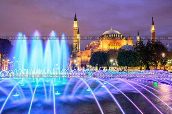 Beautiful Hagia Sophia in Istanbul old town with blue illuminated fountain, Sultanahmet district, Turkey. Стоковое фото, агентство Ingram Publishing / Фотобанк Лори