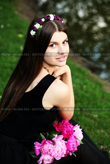 Beautiful hippy bohemian fashion style model in beautiful lake environment. Brunette woman with flowers enjoying nature against nature background. Стоковое фото, агентство Ingram Publishing / Фотобанк Лори