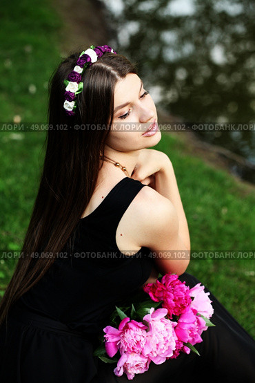Beautiful hippy bohemian fashion style model in beautiful lake environment. Brunette woman with flowers enjoying nature against nature background. Стоковое фото, агентство Ingram Publishing / Фотобанк Лори
