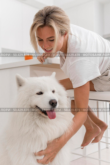 beautiful lovely dog woman 15. Редакционное фото, агентство Ingram Publishing / Фотобанк Лори