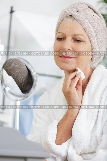 beautiful mature woman removing make up from face. Стоковое фото, агентство Ingram Publishing / Фотобанк Лори