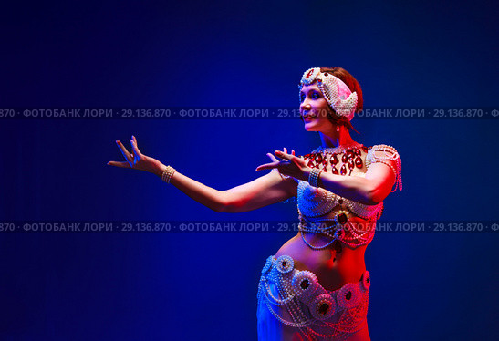 Beautiful oriental dancer in a white pearl costume. Стоковое фото, фотограф Игорь Бородин / Фотобанк Лори