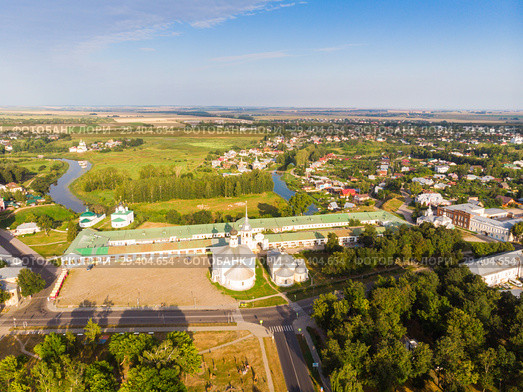 Beautiful panoramic view of Suzdal in summer at sunrise. Resurrection Church on the market square in Suzdal. Suzdal is a famous tourist attraction and part of the Golden Ring of Russia. Стоковое фото, фотограф Mikhail Starodubov / Фотобанк Лори