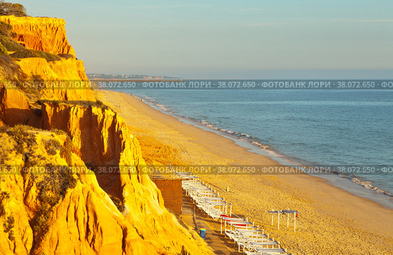 Beautiful sandy beach of Falesia and terracotta cliffs on a sunny day. Vilamoura, Algarve, Portugal. Natural background. Summer vacation by the sea (2012 год). Стоковое фото, фотограф Виктория Катьянова / Фотобанк Лори